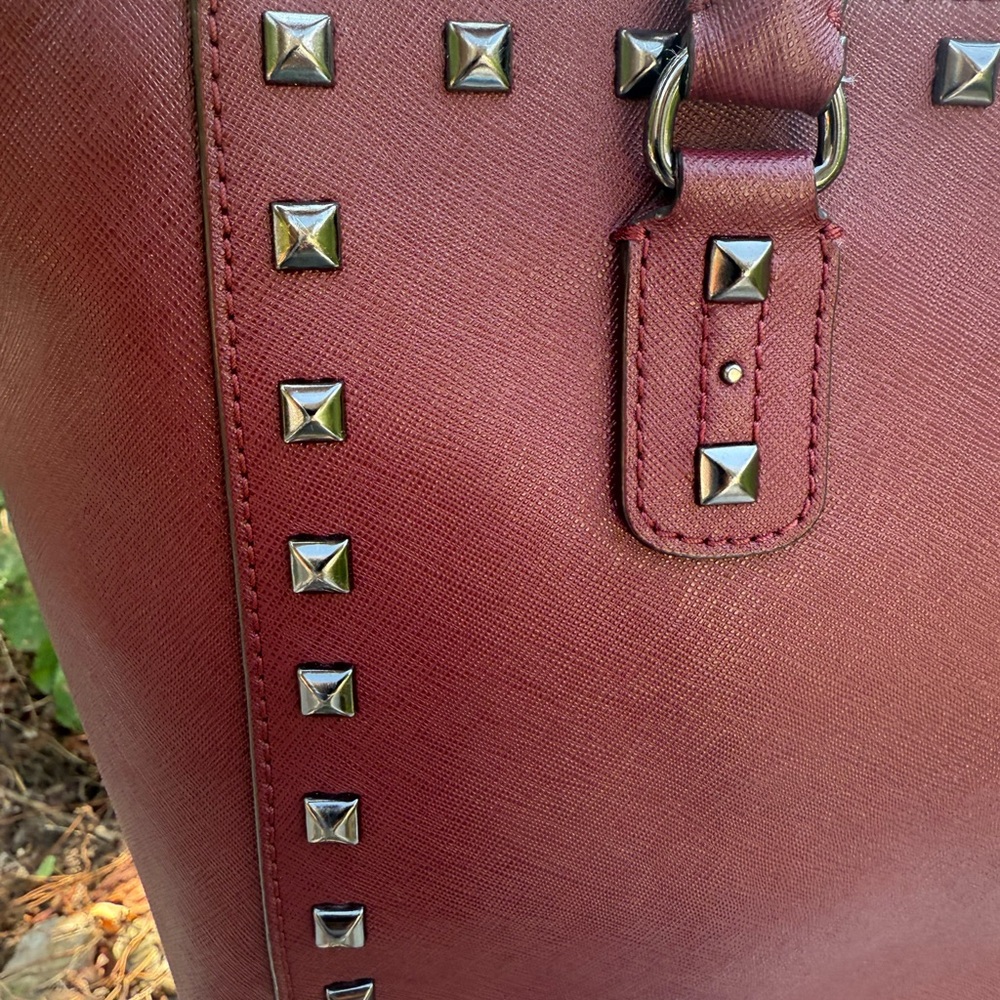 🍷✨ MICHAEL Michael Kors Burgundy Studded Leather Tote 👜 - Picture 6 of 12